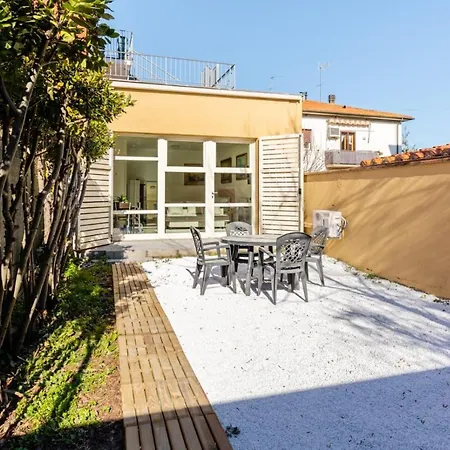 Apartment { White Garden } -comfort, Parking & Wi-fi-