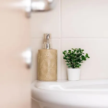 { White Garden } -comfort, Parking & Wi-fi- Apartment *