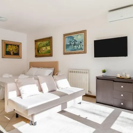 { White Garden } -comfort, Parking & Wi-fi-