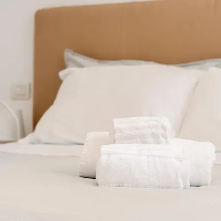 { White Garden } -comfort, Parking & Wi-fi- Apartment